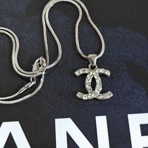 Beautiful Interlocking CC Logo Crystal-Embellished Silver Tone Necklace